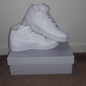 White Air Force 1 Mid